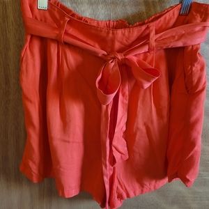 Old Navy high-waistedShorts (Size M)